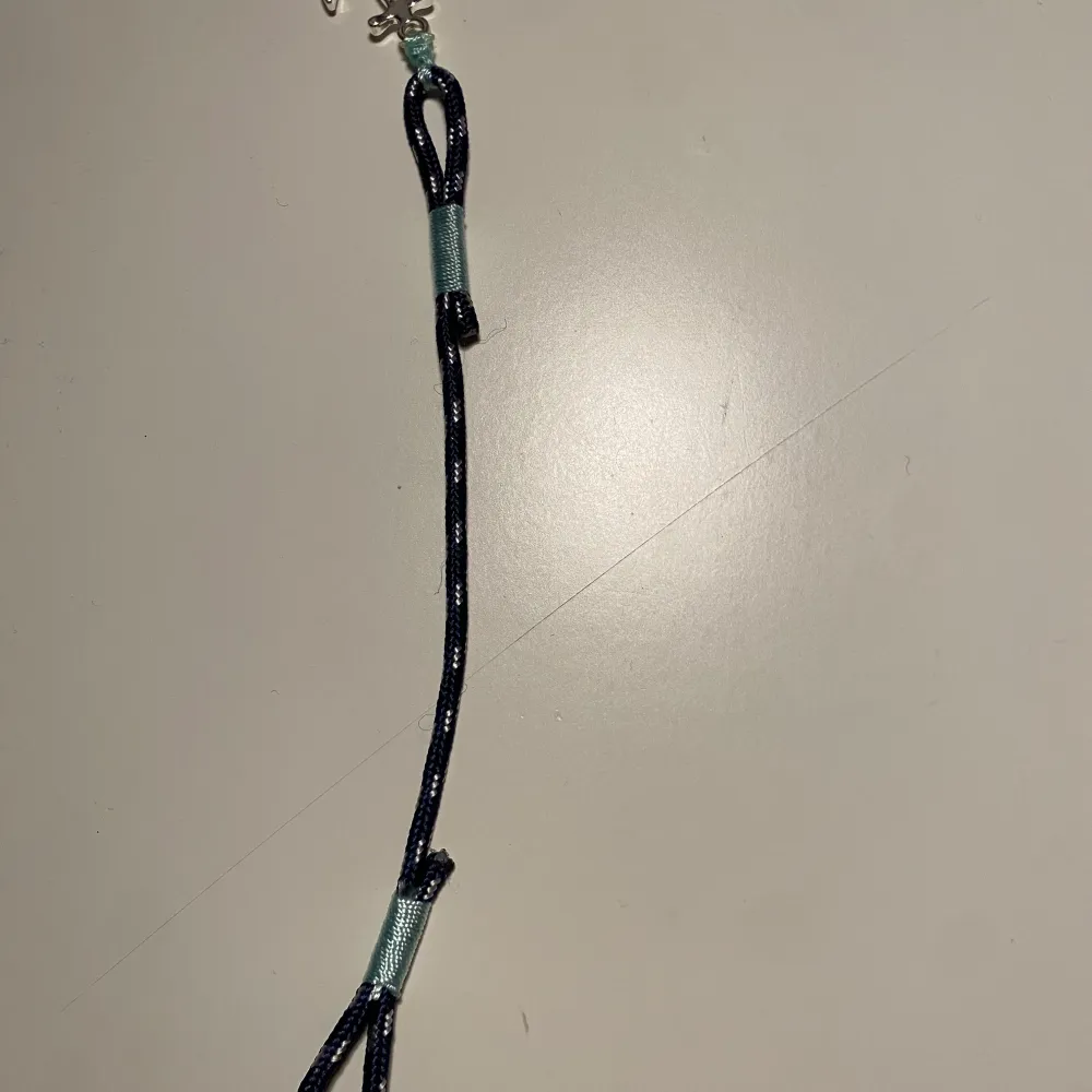 Armband i svart och blått med ett ankare. Perfekt för en personlig stil. Tom hope. Asusteet.