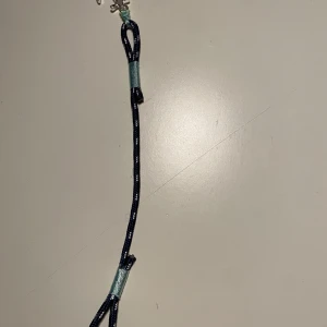 Svart och blått armband med ankare - Armband i svart och blått med ett ankare. Perfekt för en personlig stil. Tom hope