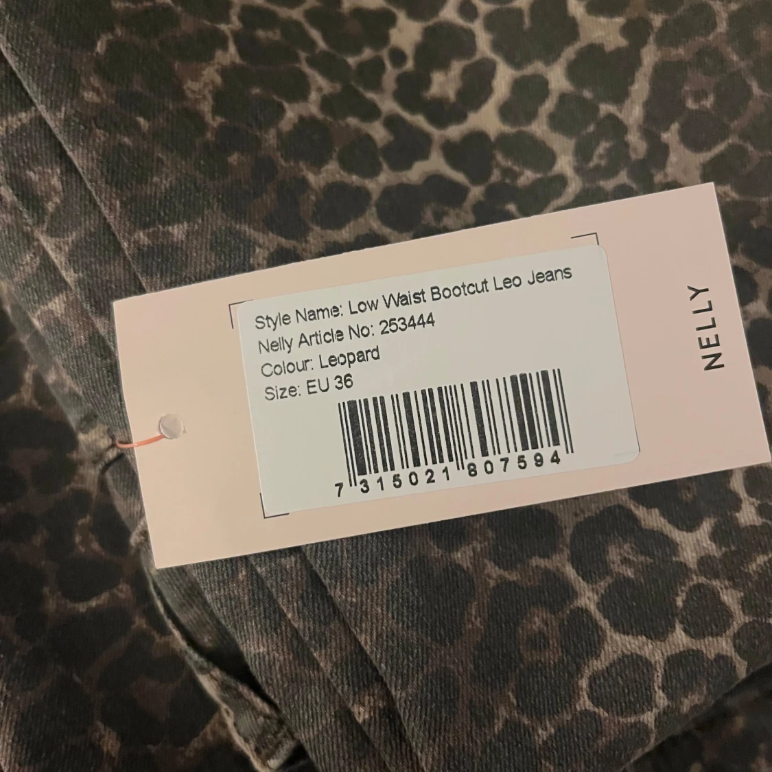 Leopardmönstrade bootcut jeans från Nelly - 92