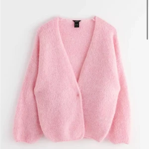 Rosa stickad kofta från Lindex  - Säljer denna jättegulliga rosa stickad kofta från Lindex.