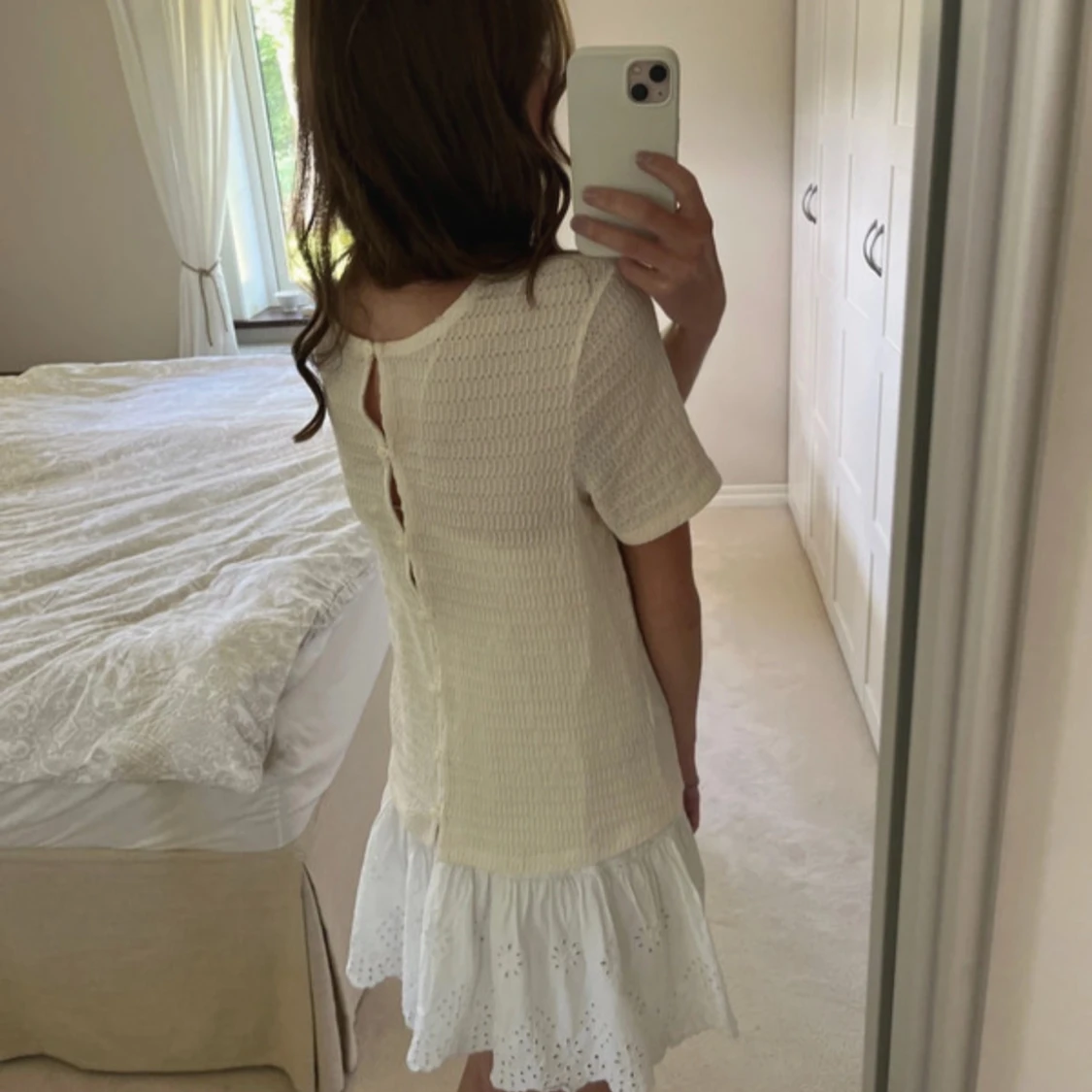 Vit topp med knappar