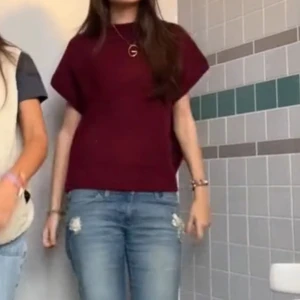 Vinröd topp från Soft Goat - Säljer en vinröd ribbad topp från Soft Goat. Använd ca 2 gånger. Den har en hög krage och korta ärmar, Supermjuk och stilren design. Storlek S. Kontakta gärna vid frågor och köp via köp nu knappen💖