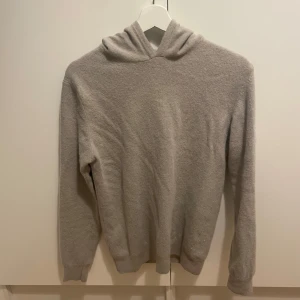 Tröja Oscar Jacobsson  - Beige Cashmere tröja från Oscar Jacobsson, fint skick. Stl M sitter något mindre M/S. Skriv för fler bilder 