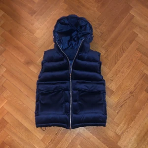 Vendiera väst - Säljer denna limiterade Vendiera väst. Skick 10/10 helt oanvänd. Skriv vid frågor och funderingar!
