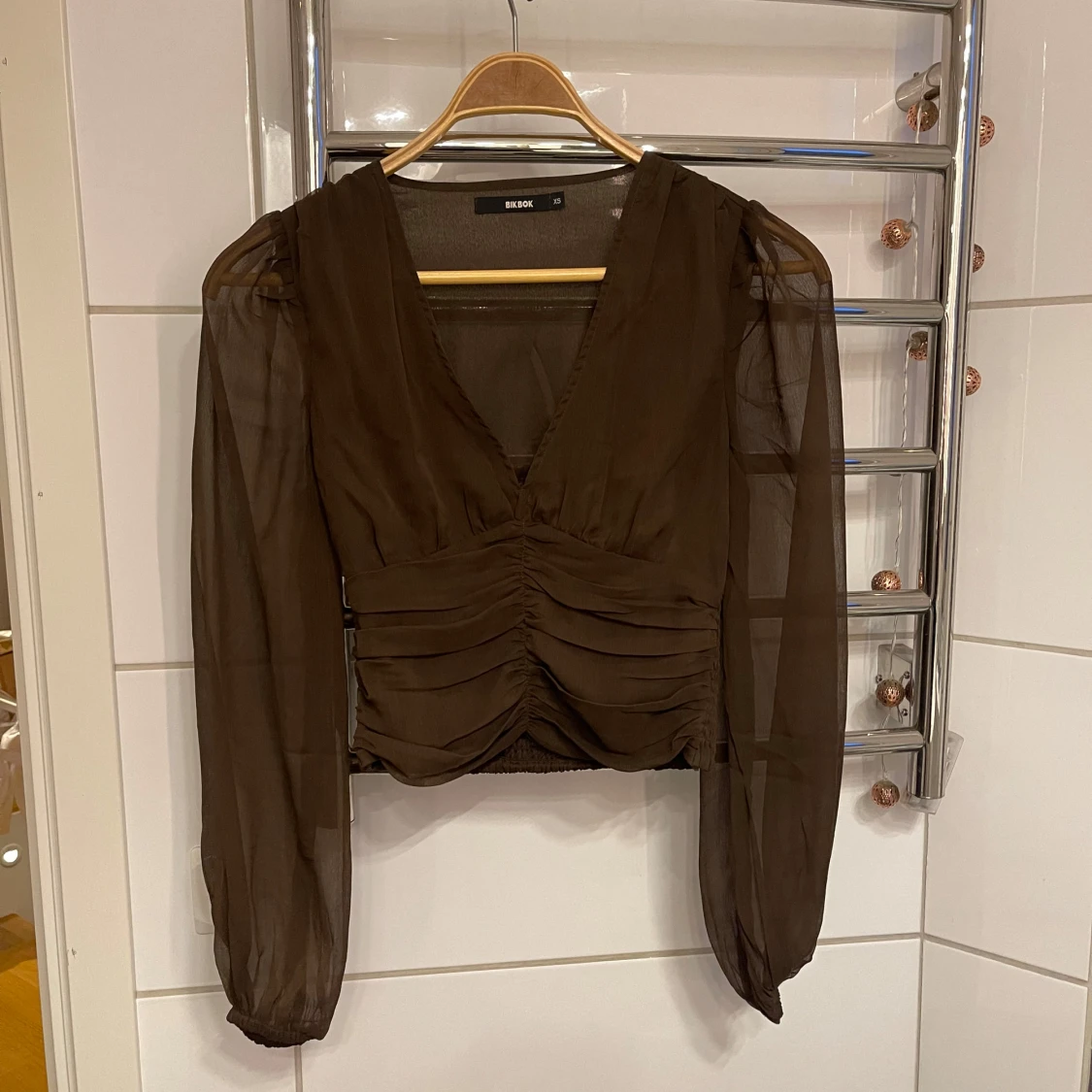 Brun omlottopp/blus från Bik Bok - 91