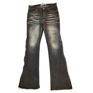 Bootcut jeans med zippers  - Custom made Flare jeans med zippers som gör att du kan justera passformen. Ca size 32 i midjan med jeansen är stretchiga vilket gör att de passar flera storlekar. Heelbite men i övrigt relativt gott skick. DM för mått 