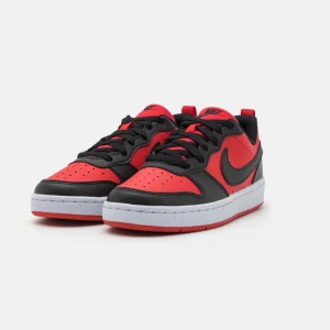 Nike Air Jordans i rött och svart - Snygga Nike Air Jordans i en djärv röd och svart färgkombination. Skorna har en klassisk design med snörning och en bekväm sula. Perfekta för att ge din stil ett sportigt lyft.