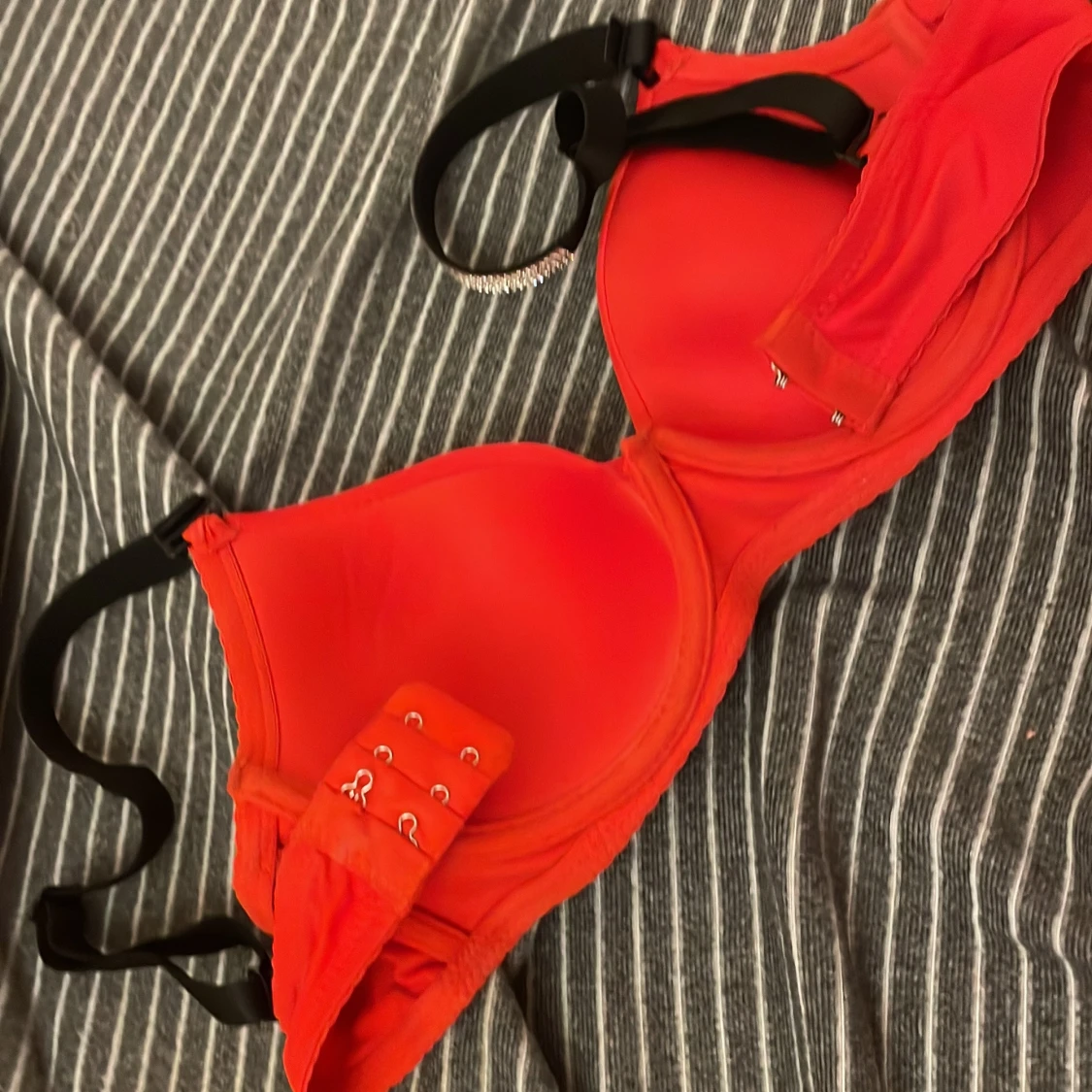 Röd bh med strassdetaljer - 92