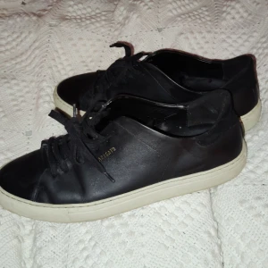 Axel Arigato Skor  - ✨ Snygga Axel Arigato Skor till Salu! ✨  Hej alla! Jag säljer ett par stiliga Axel Arigato skor i storlek 43. Dessa skor är perfekta för dig som vill kombinera komfort med design.   👟 Skick:Gott skick - väl omhändertagna 🛍️ Storlek: 43 💼 Varför dessa skor? Axel Arigato är kända för sin högkvalitativa stil och komfort och dessa skor är inget undantag. Perfekta för både vardagsbruk och specialevenemang!  💵 Pris: 1000 SEK  📍Plats: Stockholm  Passa på att göra ett fynd och få dessa fantastiska skor t