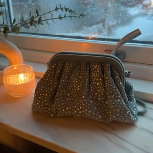 Glittrig handväska - Snygg handväska med glittrande detaljer✨Perfekt för att ge din outfit lite extra bling. Köpt förra sommaren här från plick, men känner att jag inte får någon större användning av den
