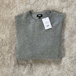 Ljusgrå kashmir tröja - Helt ny och oanvänd stickad ljusgrå kashmir tröja från uniqlo. Nypris 2200kr |  Storlek S | 100% kashmir. Först till kvarn! 