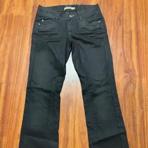 Snygga svarta jeansbyxor från vero Moda med broderade detaljer på bakfickorna. Byxorna har en utsvängd passform.Priset går att diskuteras❗️❗️