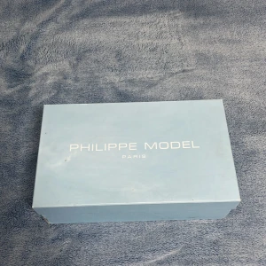 Philippe model skokartong/låda  - Tja säljer en sko kartong av märket Philippe model. Med den här kartongen skulle du kunna öka priset på dina Philippe models😁🔥priset är inte hugget i sten 🪨 om de är något du undrar över så är de bara att skriva💯