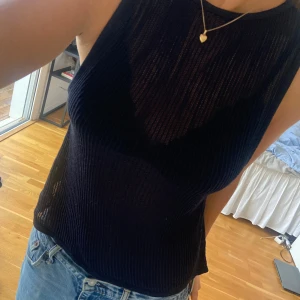 Ribbad topp - Snygg  ribbad topp med rund halsringning. Storlek M 