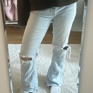 Ljusa jeans med slitningar - Snygga ljusblå jeans med slitningar på knäna och låren. Köpa på Zara, men va väldigt längesen så finns nog ej kvar 