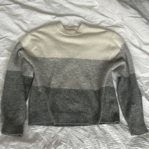 Randig tröja i grå och vit - Mysig randig tröja i olika nyanser av grått och vitt. Perfekt för kyligare dagar med sin bekväma passform och långa ärmar 💗💗💗