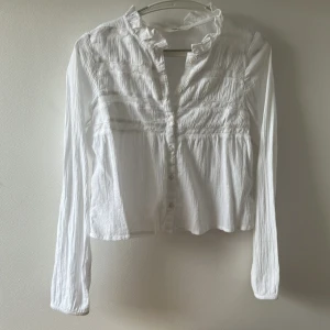 EN VIT LÅNGARMAD MED SPETS DETALJER - Tröjan är superbra skick och har använts ett par gånger men inget som syns. 