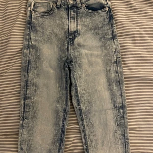 Jeans från Monki - Oanvända jeans från Monki. Storlek 26. Mycket stretch.