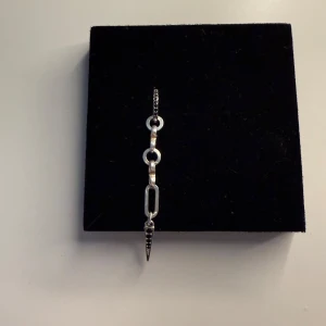 L8h örhänge silver  - Jätte fint örhänge från L8h i äkta silver! Använt fåtal gånger så den är i nyskick !! 💕kostar 650kr ny och är köpt på deras egna butik. 