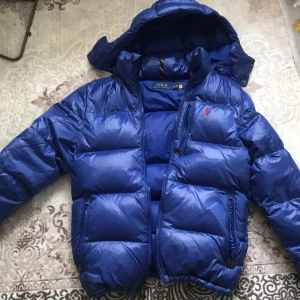  Polo Ralph Lauren Jacka - Snygg jacka från polo Ralph Lauren. Bra skick. Pris är ej fast. Köpt från polo affär i heden outlet för nästan 5000! Den har några repor men det synns inte. Byten hälst