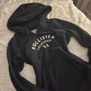 Mörkblå Hollister hoodie - Hoodie från hollister❣️ den är väldigt liten i strl så jag skulle säga att den är mer som xs än s, skriv gärna innan köp!💕