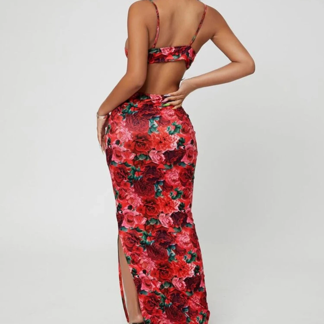 Blommig långklänning med öppen rygg - 90