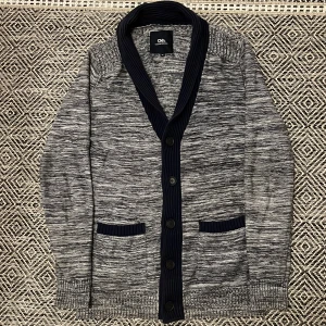 Stickad kofta / cardigan - Snygg stickad kofta / cardigan med schyssta detaljer. Storlek M. Fint skick. Skriv vid minsta intresse, pris kan alltid diskuteras vid smidig affär 😀