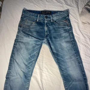 Replay jeans - Köpte detta par för ungefär nåt år sen och har kommit sällan till användning då jag väljer och sälja den. 32W 34L S/M