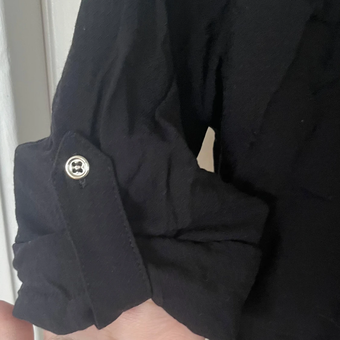 Svart blus med knappar - 91