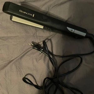 Plattång från Remington - Säljer min plattång från Remington då den inte kommer till användning. Använt fåtal gånger då jag redan har platt hår! 💗