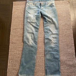 LÅGMIDJADE JEANS!! - Säljer dessa superfina lågmidjade jeans då de tyvärr inte kommer till användning!! De har egengjord slits och har en liten defekt vid ena sidan längst ner (som syns på bilden). Hör av dig för fler bilder eller frågor!🩵🩵