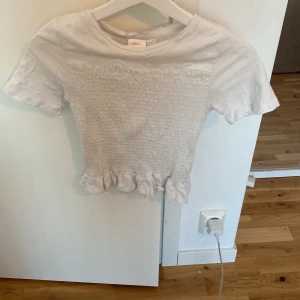 Smockad  topp - Säljer en söt smockad topp från gina young i strl 146/152 men sitter som xxs/xs.. Den har en liten fläck vid nacken men der borde gå bort i tvätten. Pris kan diskuteras!💕