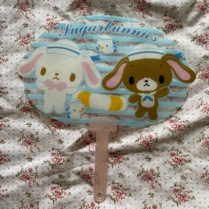 Sugarbunnies handfläkt - Sanrio Japan - Söt handfläkt med Sugarbunnies-motiv från Sanrio, ny och aldrig använd. Perfekt för varma dagar, vid sminkning eller bara som en inredningsdetalj! 