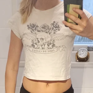 Beige T-shirt med tryck - Beige t-shirt med ett tryck.❤️