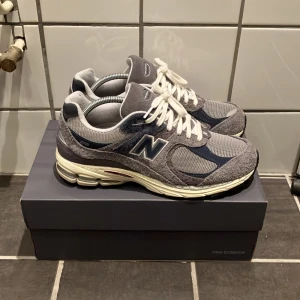 New balance 2002R - Säljer nu mina riktigt schyssta new balance skor som knappt är använda vind 9,5/10, skorna är i storlek 42 och box medföljer! Hör av dig vid fler frågor!