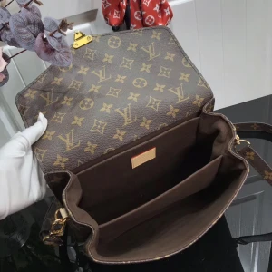 Louis Vuitton Pochette Métis  - Säljer en Louis Vuitton Pochette Métis i Monogram Canvas – en elegant och tidlös väska med justerbar axelrem, rymliga fack och dragkedjeficka. Helt oanvänd i fint skick. Vid intresse eller frågor, hör av dig!