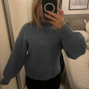 Blå stickad tröja - Superfin blå stickad tröja! Aldrig använd utan endast testad. Köpt från Monki för ca 1,5 år sen! Nypris 400-500 kr. Superskönt material och i nyskick