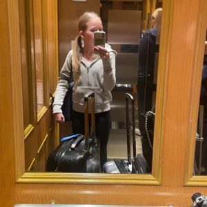 Grå hoodie från Ralph Lauren - En grå Ralph Lauren zip hoodie i strl (12-14) 158-164 (XL) barn storlek. Mycket fint skick köptes i Ralph Flouren butik förra hösten, säljer den då den är för liten