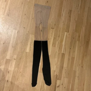 Tajts som ser ut som knästrumpor från Dolly Style - Detta är ett par tajts som ser ut som att du har knästrumpor på dig. De är från Dolly Style och är aldrig använda. De säljs häller inte längre på deras hemsida och är i storleken One size.