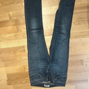 Mörkblå jeansbyxor - Snygga mörkblå jeansbyxor från acne studios med klassisk femficksdesign. De har en rak passform och är tillverkade i slitstarkt denim. Köpte dessa för 4699kr och säljer de för 900+frakt, priset kan diskuteras. 
