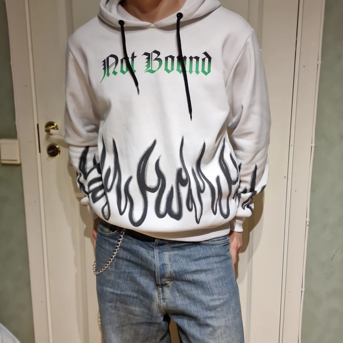 Vit hoodie med flammönster från F26 - 27