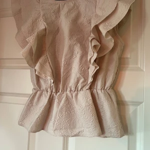 Beige blus med volangdetaljer så vackerrr -  beige blus med vackra volangdetaljer 