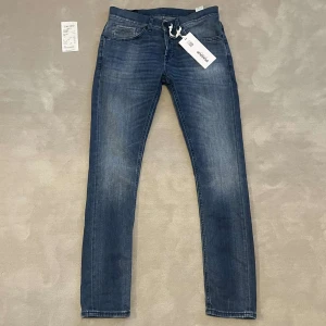 Dondup jeans (George) - Tja! Säljer nu dessa riktigt schyssta dondup jeansen! Jeansen är i storlek 30! Jeansen är som nya och endast använda 3 gånger! Köpte på United fashion för 3799k, vårat pris 1299kr! Skriv vid frågor eller bilder! Vid snabbaffär=bättre pris!