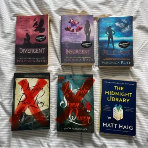 Divergent-serien och andra böcker - Säljer en samling böcker inklusive 'Divergent', 'Insurgent' och 'Allegiant' av Veronica Roth samt 'The Midnight Library' av Matt Haig. Perfekt för dig som gillar fantasy- och äventyr! 'Daughter of the Pirate King' serien är såld.                  Alla böckern är på engelska. Kostar 55kr (st) 