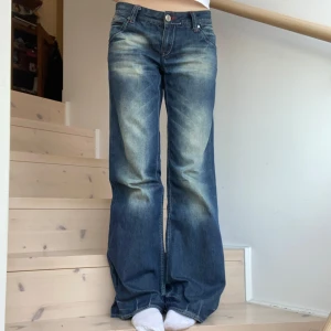 Blå baggy jeans - Köpte nyligen på plick men var tyvärr för stora för mig! Midjemått: 80cm Innerbenslängd: 86cm💞