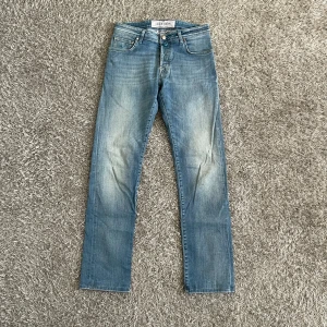 Jacob Cohen Jeans - Tjena! Säljer nu mina snygga Jeans ifrån Jacob Cohen, modellen 688.  Skicket på jeansen är 9,5/10, som nya! Jeansen är i storlek 31. Vid fler frågor/bilder är det bara och höra av sig! 