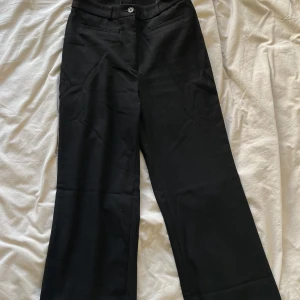 Rak kostymbyxa - Svart kostymbyxa i rak modell från monki.