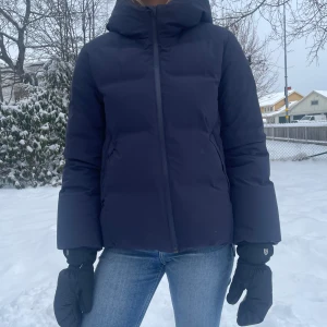 Mörkblå dunjacka uniqlo - Fin vinterjacka från uniqlo i strlk S. Använd varsamt utan några defekter så i mycket bra skick. Nypris 1800kr från deras egna hemsida. Skriv för fler bilder eller frågor💗
