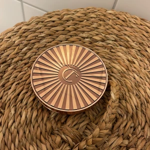 Bronzer från Charlotte Tilbury -  bronzer från Charlotte Tilbury färg medium Brown. Använd några gånger men det är mycket produkt kvar! Nypris 649kr.