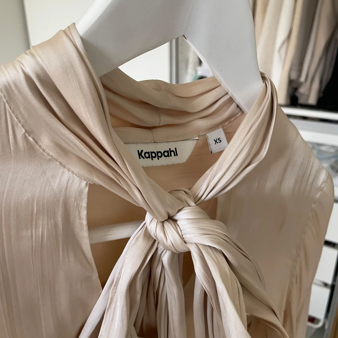 Satinblus med knyt  - 91